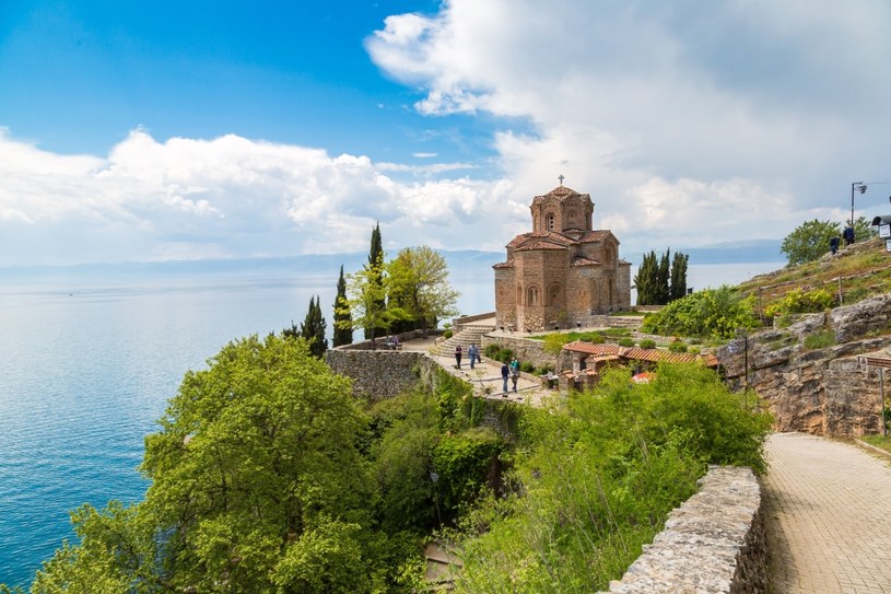 Wizytówką miasta Ochryda jest prawosławna cerkiew znajdująca się nad brzegiem Jeziora Ochrydzkiego /123RF/PICSEL