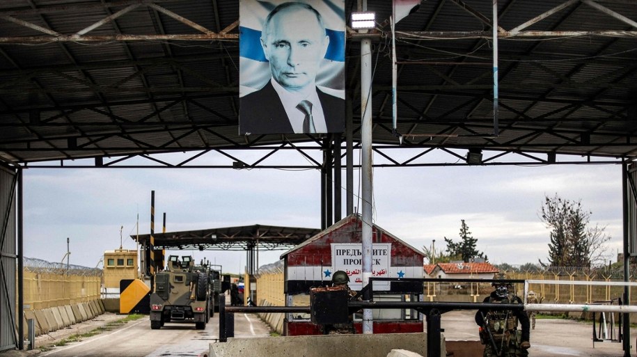 Wjazd do bazy lotniczej w Humajmim /AAREF WATAD/AFP /East News