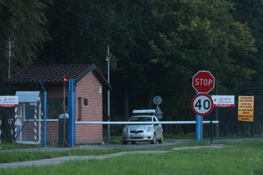 Wjazd na teren 22. Bazy Lotnictwa Taktycznego w Malborku /Piotr Wittman /PAP