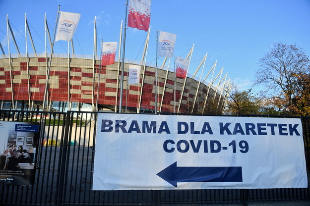 Wjazd na teren Stadionu Narodowego w Warszawie, gdzie utworzono szpital tymczasowy / 	Radek Pietruszka   /PAP