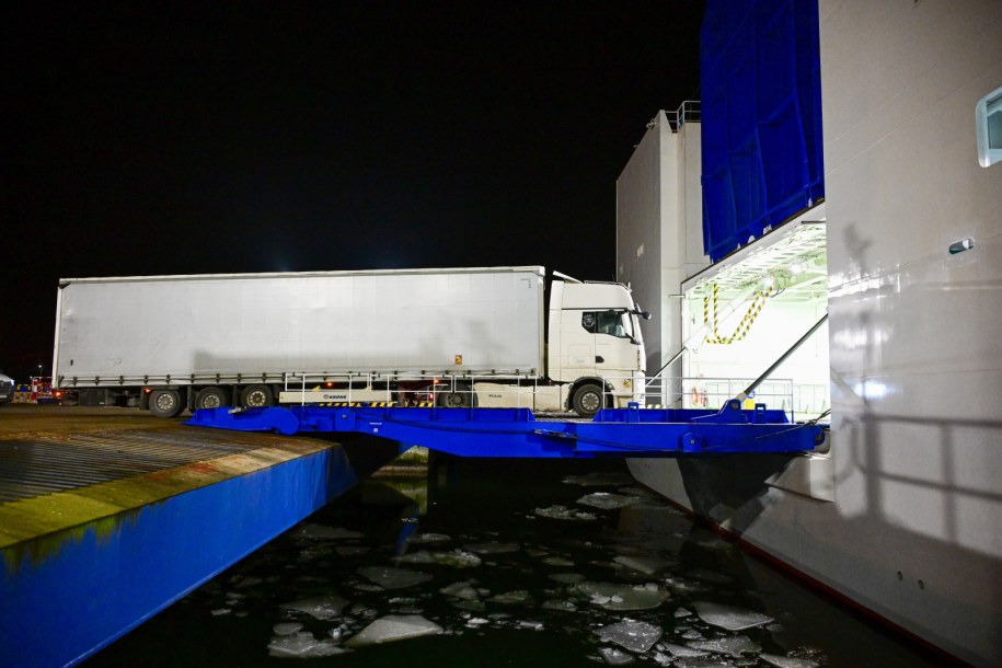 Wjazd samochodów na nowy prom Jantar Unity / 	Marcin Bielecki    /PAP