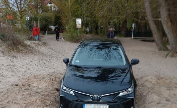 Wjechał autem na plażę w Jelitkowie i zakopał się w piachu
