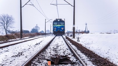 Wjechał autem w pociąg na przejeździe kolejowym