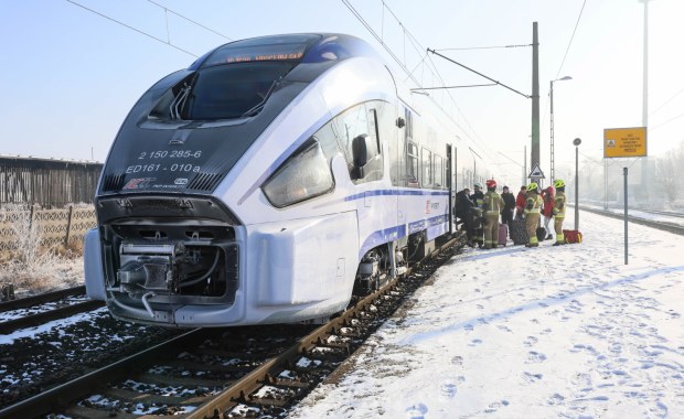 Wjechał autem w pociąg na przejeździe kolejowym