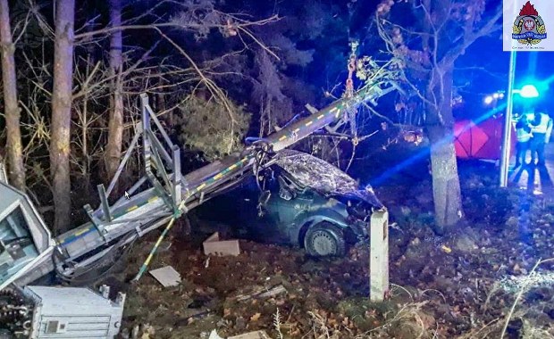 Wjechał autem w słup transformatora. 47-latek zginął na miejscu