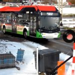 Wjechał autobusem na zamknięty przejazd i ponad minutę czekał na pociąg