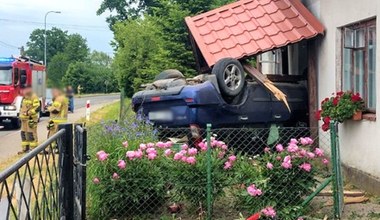 Wjechał do domu frontowymi drzwiami. Pijany 19-latek nikogo nie zastał