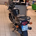 Wjechał motocyklem do sklepu i zaparkował przy samych kasach. Na trzeźwo