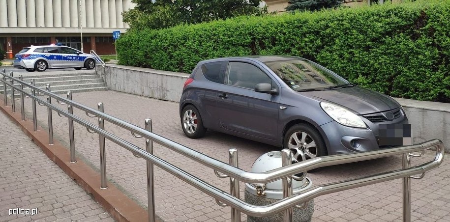 Wjechał na parking urzędu schodami /Policja /