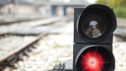 ​Wjechał na przejazd kolejowy przy czerwonym świetle   