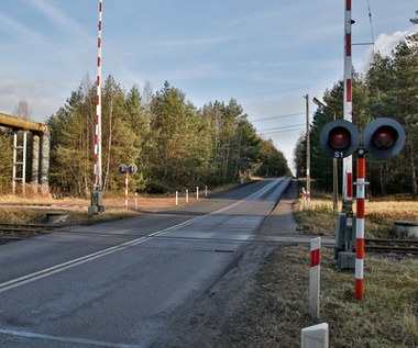 Wjechał na przejazd, uderzyła go rogatka. Wezwał policję i szybko pożałował