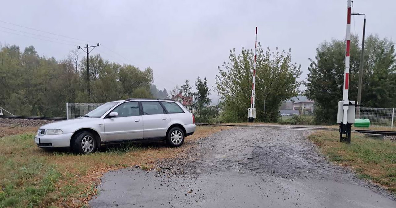 Wjechał na przejazd, zgasił silnik i sobie poszedł. Pociągi musiały poczekać /Policja