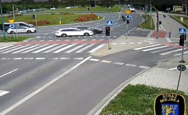 Wjechał na rondo na czerwonym świetle. O włos od tragedii 
