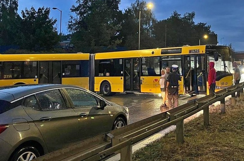 Wjechał pod prąd autobusem i zablokował DTŚ. Teraz grozi mu kara 30 tys. zł