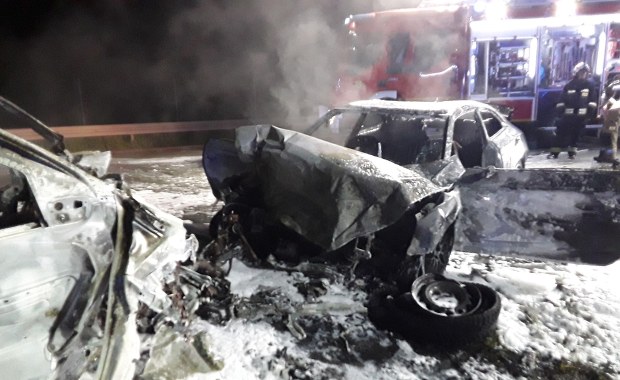 Wjechał pod prąd na A1, spłonął w aucie. Policja nie wie, kim był