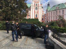 0007M4XZH9UIYDXK-C307 Wjechał porsche na rynek w Poznaniu. Uciekając, staranował radiowozy