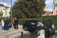 Wjechał porsche na rynek w Poznaniu. Uciekając staranował radiowozy