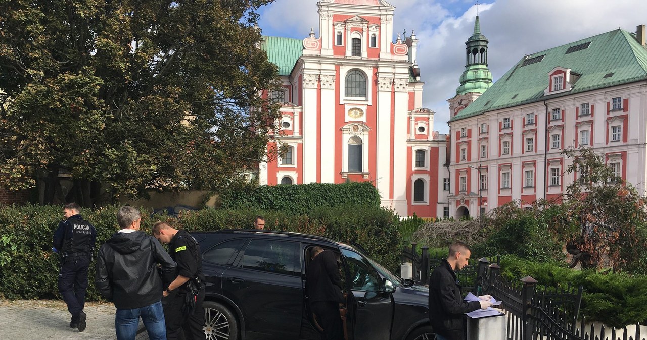 Wjechał porsche na rynek w Poznaniu. Uciekając staranował radiowozy