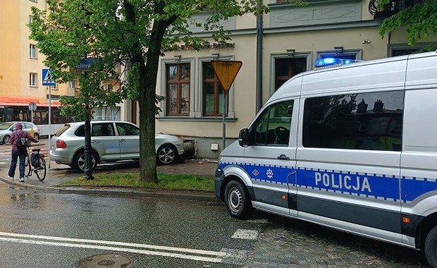 Wjechał Porsche w budynek w centrum miasta. Groźna sytuacja w Rzeszowie