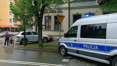 Wjechał Porsche w budynek w centrum miasta. Groźna sytuacja w Rzeszowie
