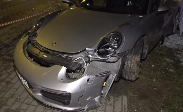 Wjechał porsche w przystanek. Kierowca zgłosił się na policję