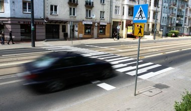 Wjechał prosto w nastolatkę na przejściu. Wszystko nagrała kamera