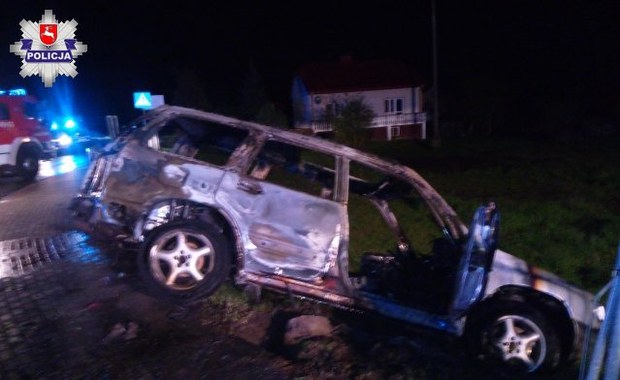 Wjechał subaru w barierki. Potem podpalił auto i uciekł
