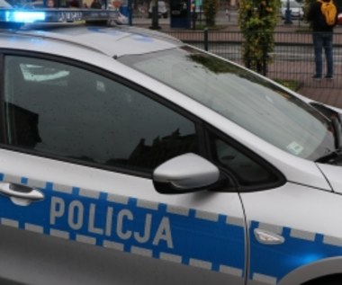 Wjechał w 4-osobową rodzinę i uciekł. Trwa obława policji