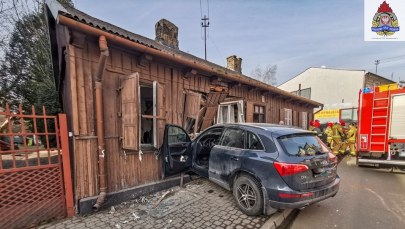Wjechał w dom. 87-letni kierowca trafił do szpitala