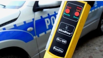 Wjechał w drzwi sklepu i uciekł 