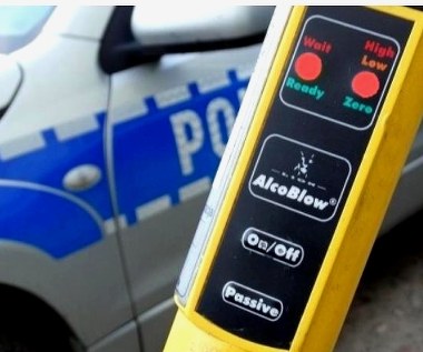 Wjechał w drzwi sklepu i uciekł 