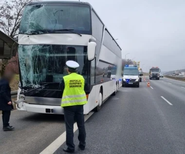 Wjechał w naczepę z materiałami wybuchowymi. Na pokładzie miał 80 pasażerów