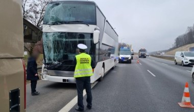 Wjechał w naczepę z materiałami wybuchowymi. Na pokładzie miał 80 pasażerów