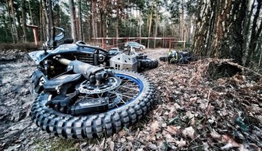 Wjechał w szlaban, bo oślepiło go słońce. Ranny motocyklista w szpitalu