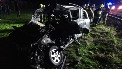 Wjechał wprost pod nadjeżdżający pociąg. Kierowca przeżył