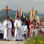 Wjechał z procesję i zgłosił, że uczestnicy utrudniają ruch