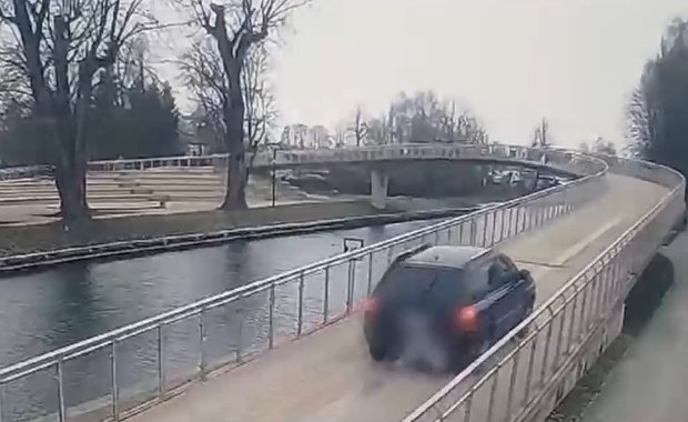 ​Wjechała autem na kładkę dla pieszych, by skrócić sobie drogę [NAGRANIE]