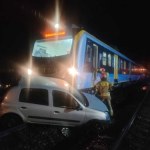 Wjechała na tory. Uciekła z auta, w środku zostawiła śpiącego pasażera