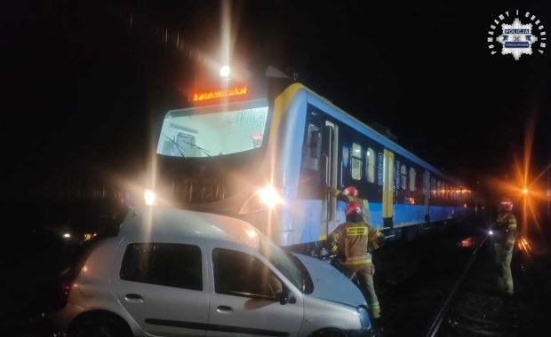 Wjechała na tory. Uciekła z auta, w środku zostawiła śpiącego pasażera