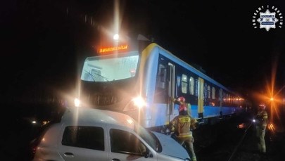 Wjechała na tory. Uciekła z auta, w środku zostawiła śpiącego pasażera