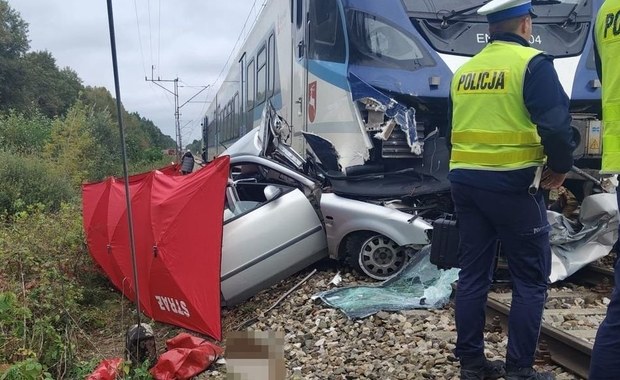 Wjechała wprost pod pociąg. Zginęła na miejscu, z auta nie zostało prawie nic