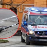Wjechali na jednej hulajnodze na pasy. Potrąciło ich auto