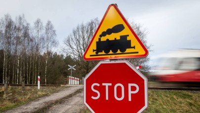 Wjechali na rowerach pod pociąg. Nie żyje kobieta i dwójka dzieci