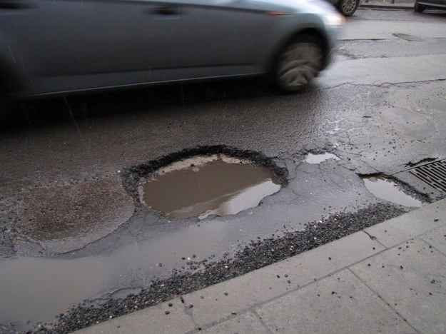Wjechanie w dziurę na drodze może uszkodzić nie tylko koło, ale i zawieszenie /RMF