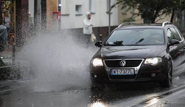 Wjeżdżając w kałużę zwolnij. Młot wodny może zniszczyć silnik