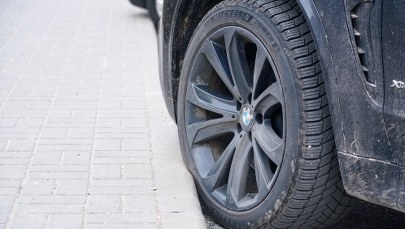 Wjeżdżał na krawężniki i chodnik. Kierowca bmw był pijany 