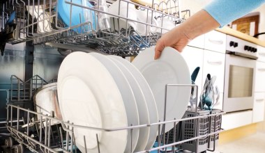 ​Wkładasz naczynia do zmywarki w ten sposób? Nie dziw się, że po myciu dalej są brudne