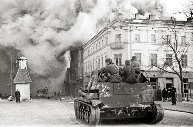 https://i.iplsc.com/wkroczenie-armii-radzieckiej-do-warszawy-w-styczniu-1945-rok/0004ZJW262RO4LNI-C116-F4.jpg