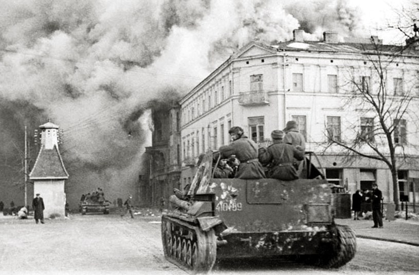 Wkroczenie armii radzieckiej do Warszawy w styczniu 1945 roku /reprodukcja Marek Skorupski /Agencja FORUM
