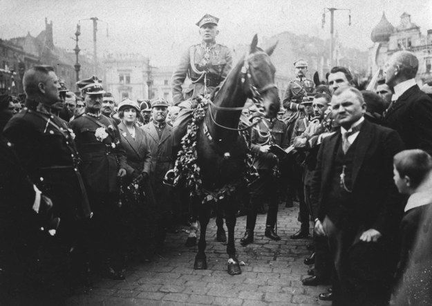 Wkroczenie wojsk polskich na Śląsk: generał H. Szeptycki siedząc na koniu wygłasza przemówienie na rynku w Katowicach /CAF /PAP
